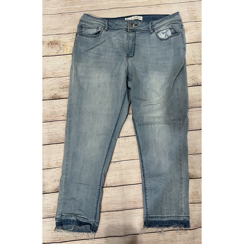 Cato EST 1946 Contemporary Frayed Hem Capri Ankle denim Jeans Stretch 12